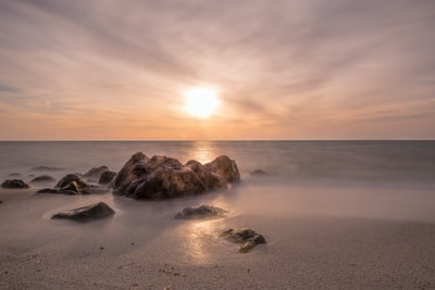 海滨岩石照片